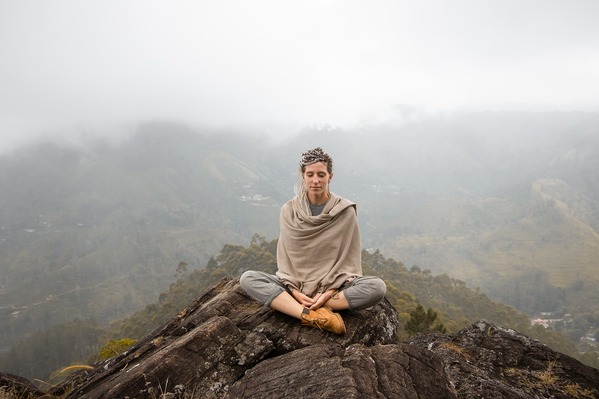 Pratiquer la méditation en yoga  : quels sont les premiers pas à suivre ?