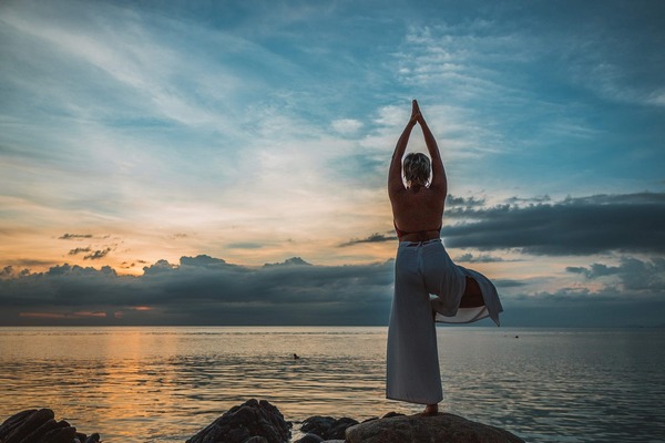 Les poses de yoga clés pour stimuler votre système digestif